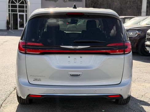 Used 2024 Chrysler Pacifica Touring-L FWD image 4