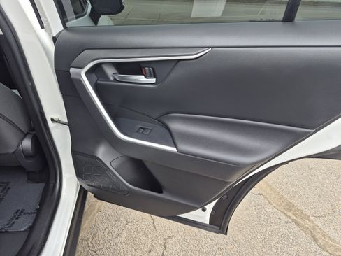 Used 2020 Toyota RAV4 XLE w/ Convenience Package image 15