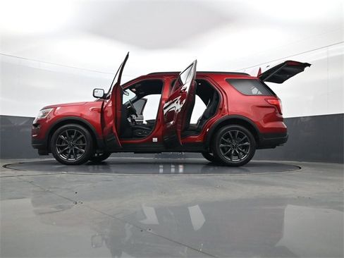 Used 2018 Ford Explorer XLT w/ Equipment Group 202A image 35