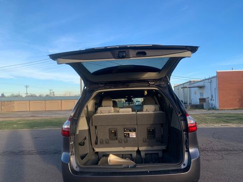 Used 2020 Toyota Sienna LE image 27