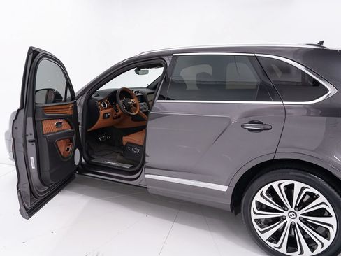 Certified 2022 Bentley Bentayga AWD/4WD image 9