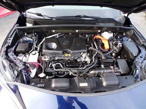 Used 2022 Toyota Venza XLE image 18