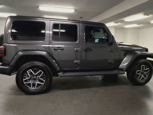Used 2025 Jeep Wrangler Unlimited Sahara AWD/4WD image 9