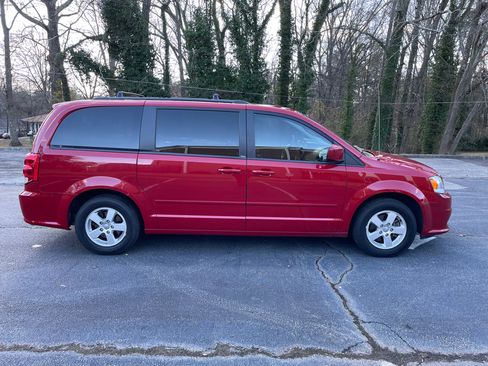 Used 2012 Dodge Grand Caravan SXT image 2