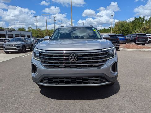 Used 2025 Volkswagen Atlas SE image 2