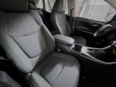 Used 2025 Toyota RAV4 XLE image 31