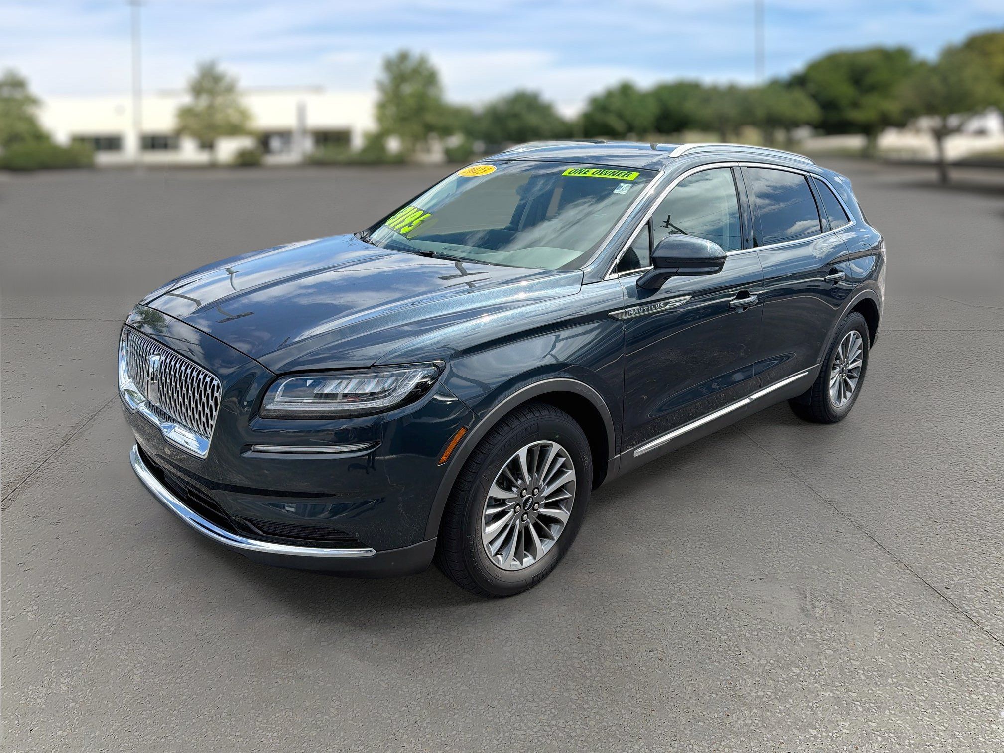 Used 2023 Lincoln Nautilus FWD w/ Premium Package image 3