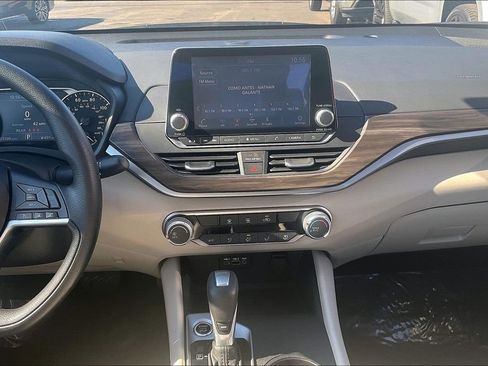 Used 2025 Nissan Altima 2.5 SV image 12