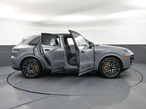 Certified 2025 Porsche Cayenne Turbo AWD/4WD image 36