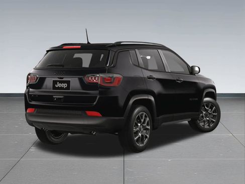 Used 2025 Jeep Compass Latitude w/ Sun & Sound Group AWD/4WD image 5