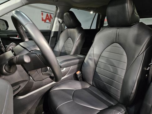 Used 2024 Toyota Highlander XLE image 24