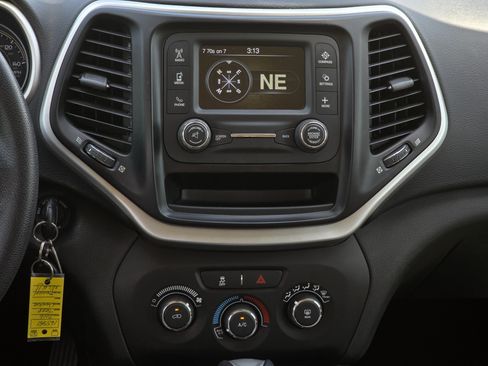 Used 2016 Jeep Cherokee Sport FWD image 11