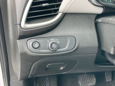 Used 2020 Chevrolet Trax LT w/ LT Convenience Package image 12