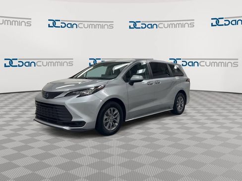 Used 2023 Toyota Sienna LE FWD image 4
