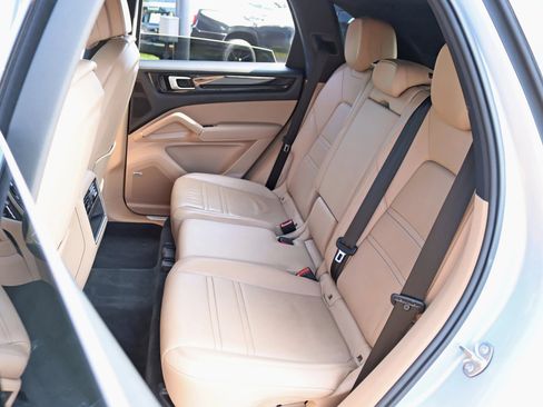 Used 2020 Porsche Cayenne AWD/4WD image 30