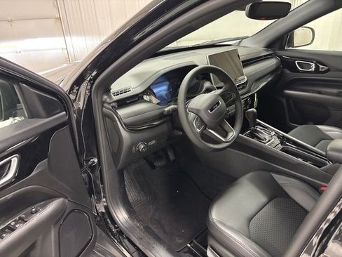 Used 2026 Jeep Compass Latitude AWD/4WD image 9