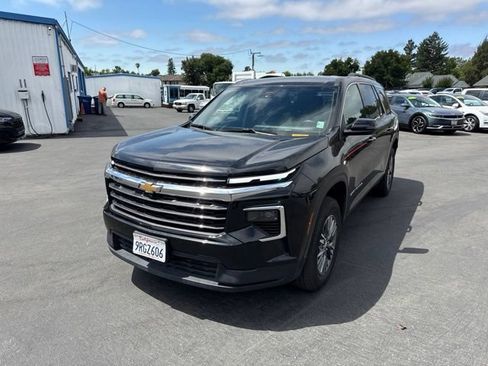 Used 2025 Chevrolet Traverse LT AWD/4WD image 3