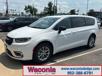 Used 2026 Chrysler Pacifica Select