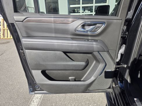 Used 2023 Chevrolet Suburban LT w/ Luxury Package image 31