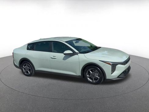 Used 2025 Kia K4 FWD image 2