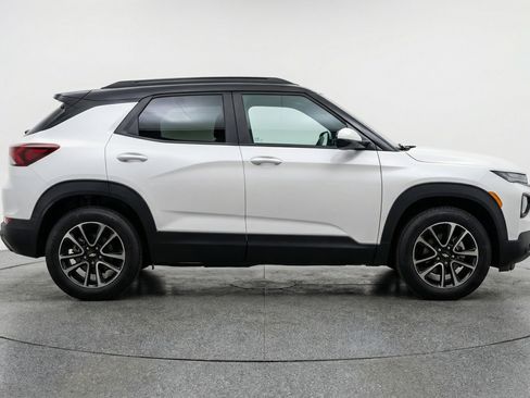 Used 2025 Chevrolet TrailBlazer LT image 11
