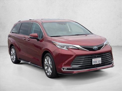 Used 2023 Toyota Sienna Platinum image 3