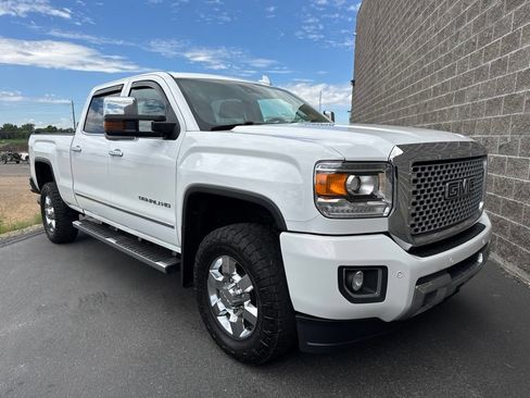 Used 2015 GMC Sierra 2500 Denali w/ Duramax Plus Package AWD/4WD image 3