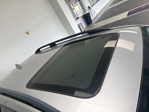 Used 2017 Subaru Forester 2.5i Touring AWD/4WD image 5