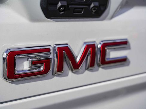 Used 2024 GMC Sierra 1500 SLT image 15