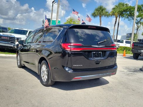 Used 2024 Chrysler Pacifica Touring-L FWD image 7