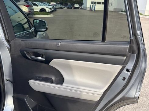 Used 2021 Toyota Highlander XLE AWD/4WD image 14