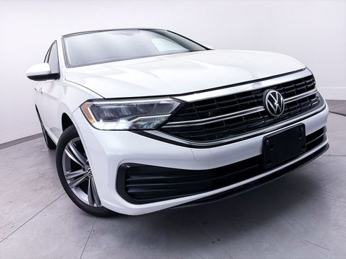 Used 2023 Volkswagen Jetta SE w/ Panoramic Sunroof Package FWD image 7