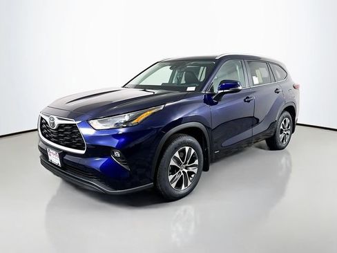 New 2026 Toyota Highlander XLE image 2