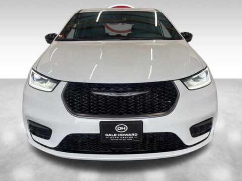 New 2026 Chrysler Pacifica Select image 2