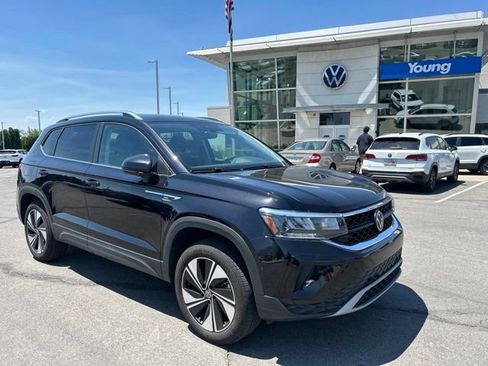 Used 2024 Volkswagen Taos SE AWD/4WD image 1
