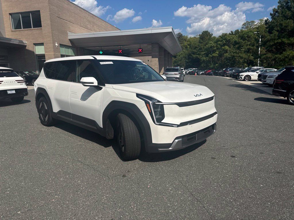 Used 2024 Kia EV9 Light Long Range RWD image 3