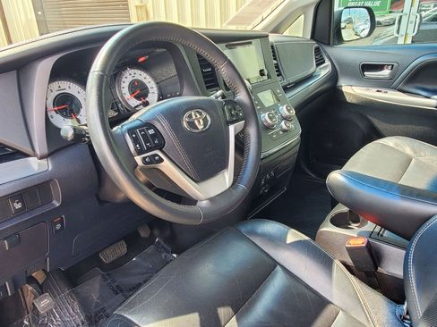 Used 2017 Toyota Sienna SE w/ SE Preferred Package image 26