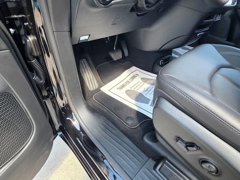 New 2025 Chrysler Pacifica Select image 24