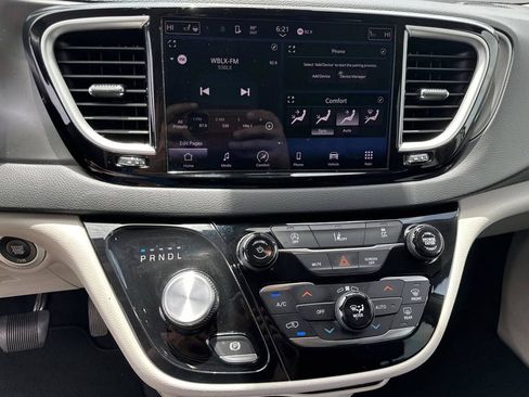 Used 2022 Chrysler Pacifica Touring-L FWD image 19