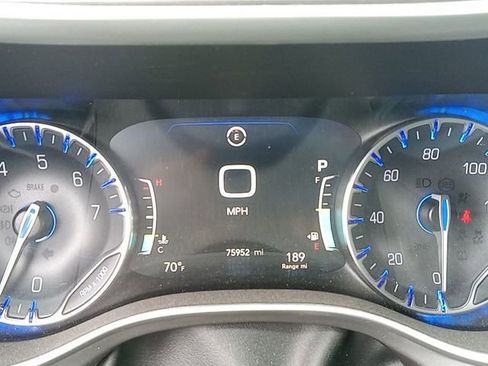 Used 2022 Chrysler Pacifica Touring-L image 13