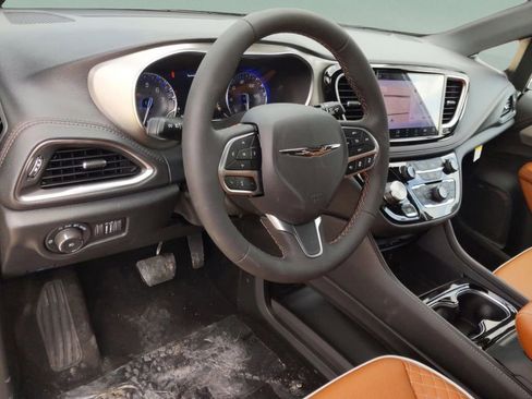 New 2026 Chrysler Pacifica Pinnacle image 11