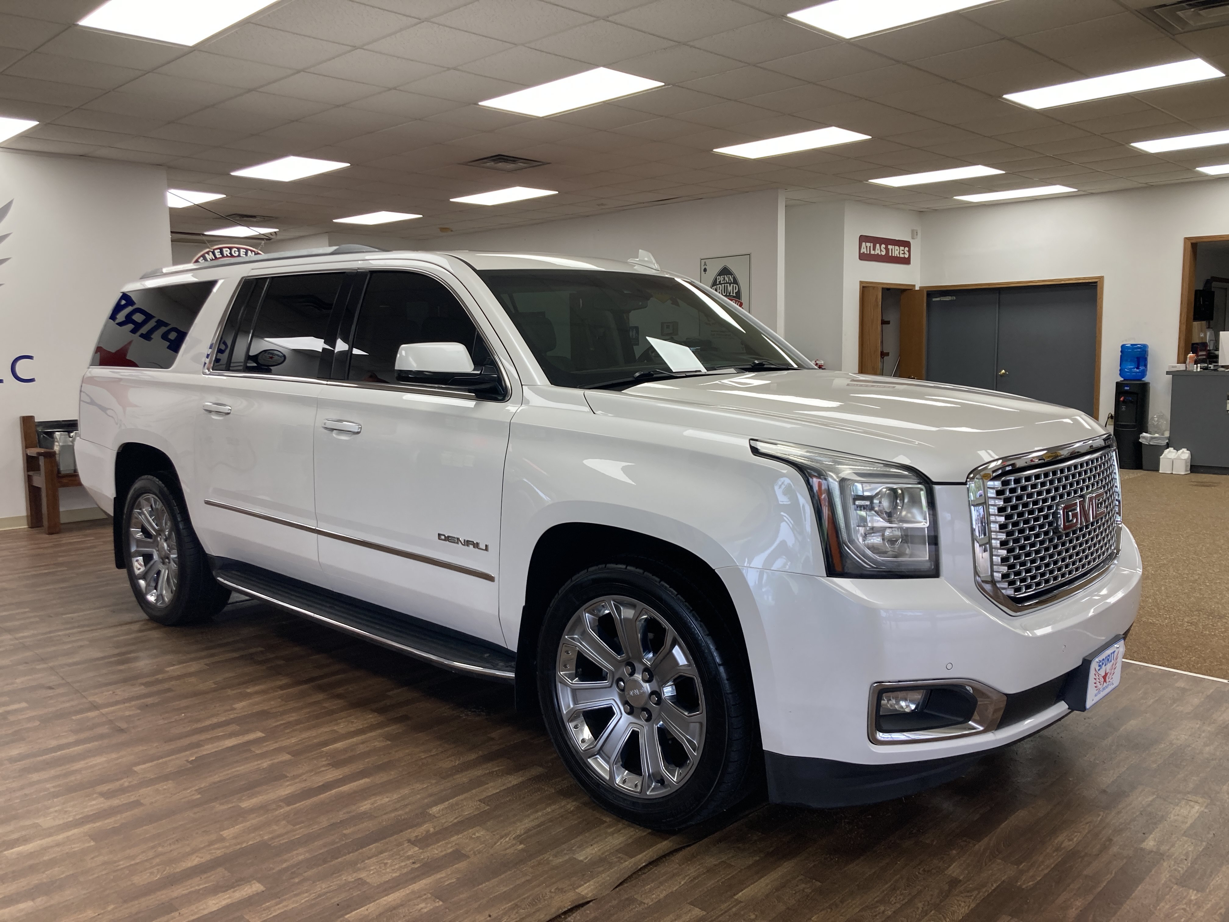 Used 2021 GMC Yukon SLT w/ SLT Premium Package AWD/4WD image 4