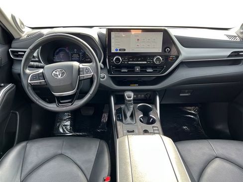 Used 2024 Toyota Highlander Platinum image 14