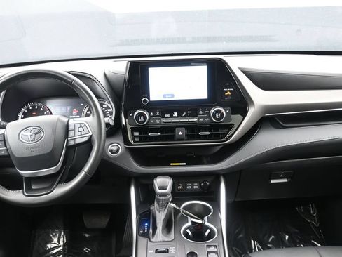 Used 2023 Toyota Highlander XLE AWD/4WD image 30