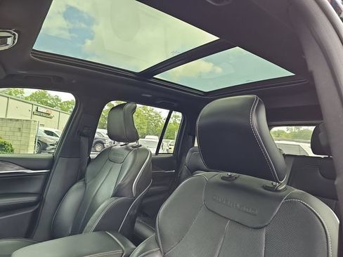 Used 2023 Jeep Grand Cherokee Overland w/ Luxury Tech Group IV AWD/4WD image 15