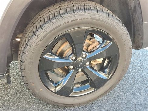 Used 2018 Jeep Cherokee Latitude w/ Altitude Package image 8