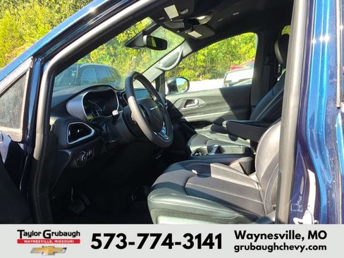 Used 2025 Chrysler Pacifica Select FWD image 8