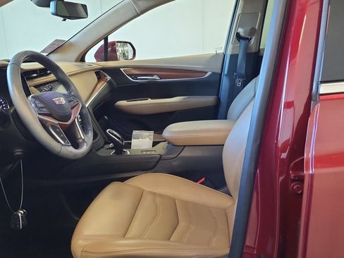 Used 2018 Cadillac XT5 Platinum w/ Driver Assist Package AWD/4WD image 3