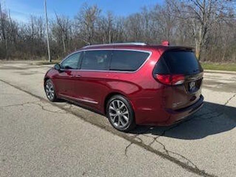 Used 2017 Chrysler Pacifica Limited FWD image 3
