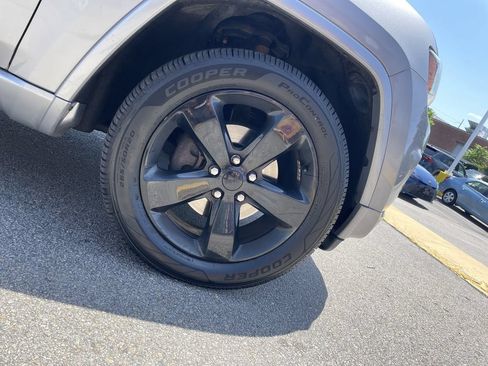Used 2015 Jeep Grand Cherokee Altitude AWD/4WD image 11